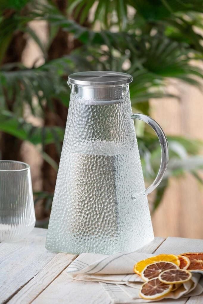 Kapris Metal Kapaklı Üçgen Cam Sürahi 1800 Ml SA6858